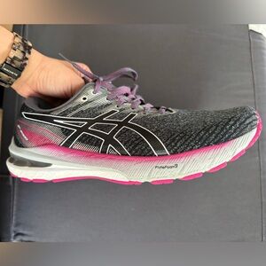 ASICS GT2000 10 Women’s Sneakers